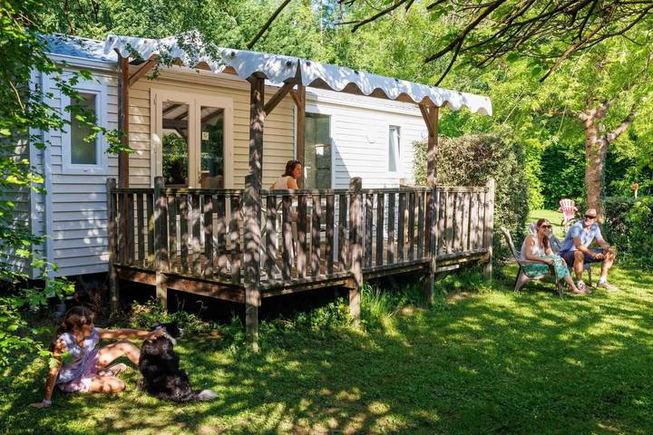 Mobil home pour 5 personnes, avec piscine ainsi que vue et terrasse, animaux acceptés à La Bastide-de-Sérou