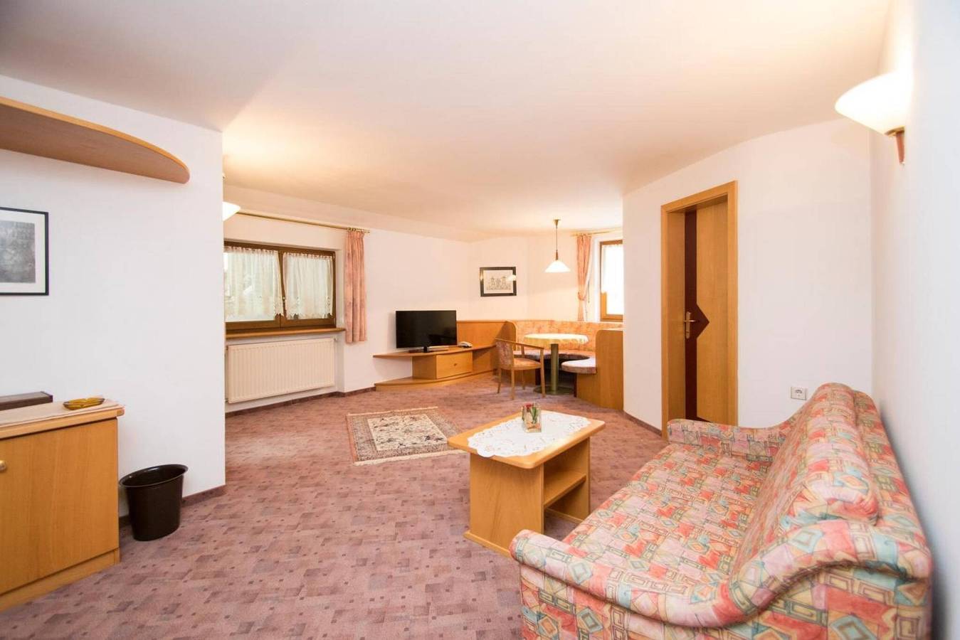 Ganze Wohnung, Apartment „Das Bergland – Timmels Suite“ mit Bergblick, Gemeinschaftsterrasse und Wlan in Stubaier Alpen, St. Leonhard in Passeier
