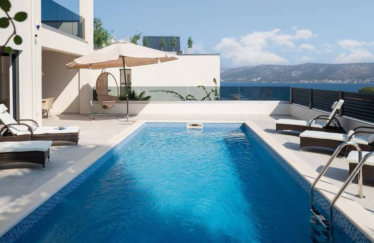 Ferienhaus für 9 Personen, mit Balkon/Terrasse und Pool