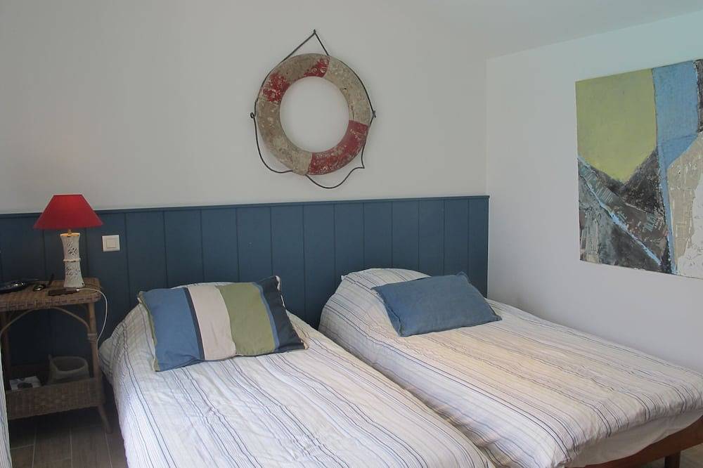 Villa traditionnelle Basque avec piscine, terrasses, plage et commerces à pied. in Le Moulleau, La Teste-de-Buch