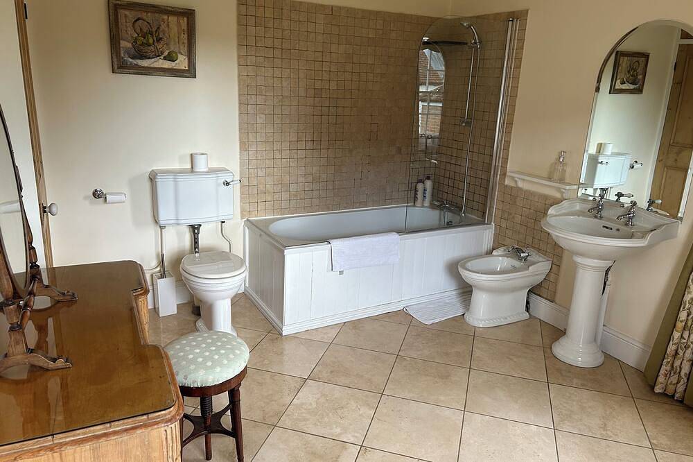 Double ensuite wood panelled room in historic town centre house in Abingdon, Oxfordshire