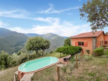 Location de vacances pour 7 personnes, avec jacuzzi et piscine ainsi que jardin et balcon à Montseny