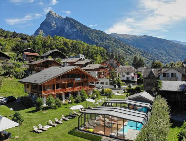 Hôtel pour 4 personnes, avec sauna et jacuzzi ainsi que piscine et jardin