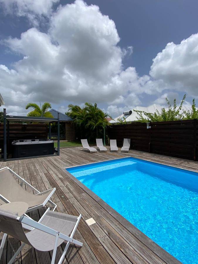 Villa pour 12 personnes, avec piscine ainsi que jardin et jacuzzi à Sainte-Anne