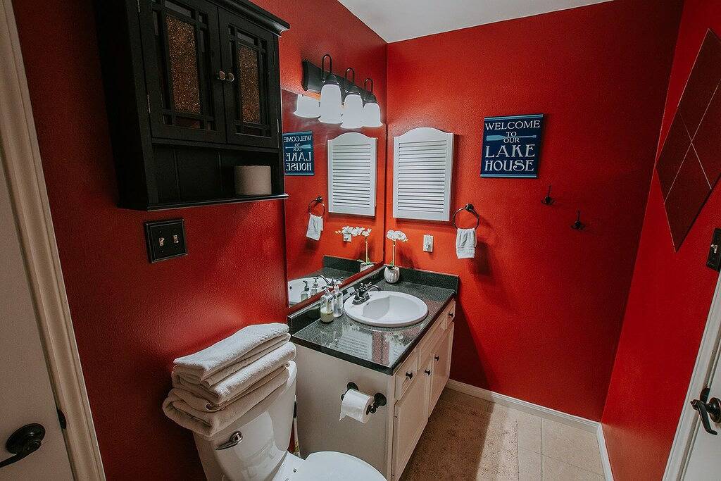 Ganze Wohnung, Wunderschöne Waterfront, aktualisierte Wohnung! Golf, Angeln, Bootfahren, Tennis oder Entspannen. in Lake Conroe