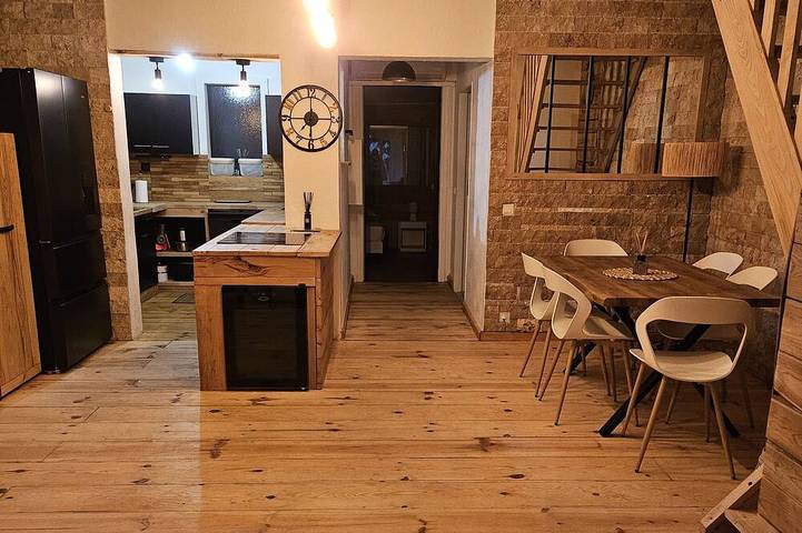 Appartement de vacances pour 4 personnes, avec balcon ainsi que jardin et piscine