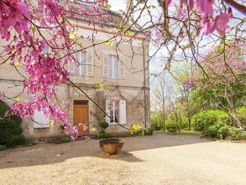 Gîte pour 8 personnes, avec jardin ainsi que terrasse et piscine à Brouchaud