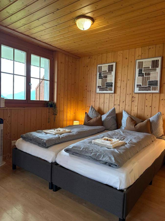Ferienwohnung für 3 Personen, mit Balkon und Terrasse sowie Garten und Ausblick in Aeschi bei Spiez
