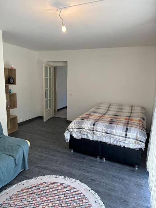 Location de vacances pour 4 personnes, avec jardin et terrasse à Bron - 3