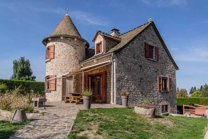 Gîte pour 10 personnes, avec piscine ainsi que terrasse et jardin dans L'Aubrac