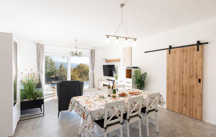 Sonniges Apartment mit Pool und Parkplatz – WLAN inklusive in Dalmatinisches Zagora