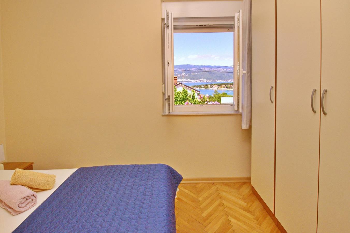 Apartamento entero, Apartment Radosna - 370 meters from the Sea, three bedrooms, two bathrooms, private parking, Bbq in Silo (Krk), Krk (isla)