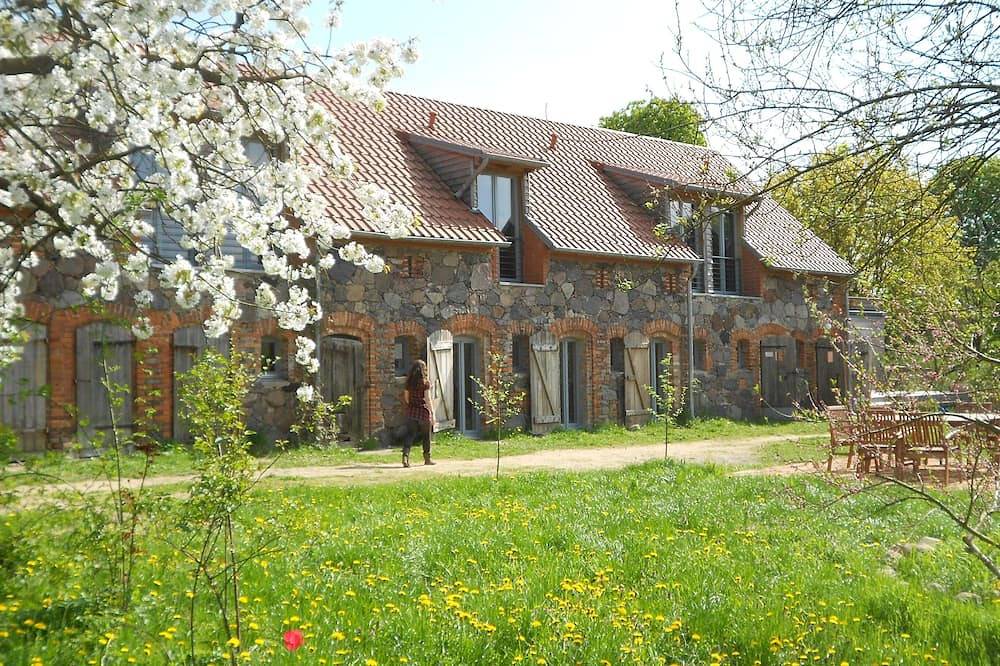 Stilvoll eingerichtete Feldsteinscheune mit Gastraum und Terrasse am Dorfteich in Hirschfelde (Brandenburg), Werneuchen