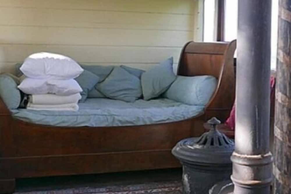 Unique and Magnificently Situated 8 acre Waterside Artists' Retreat Carriage in Helford, Cornwall