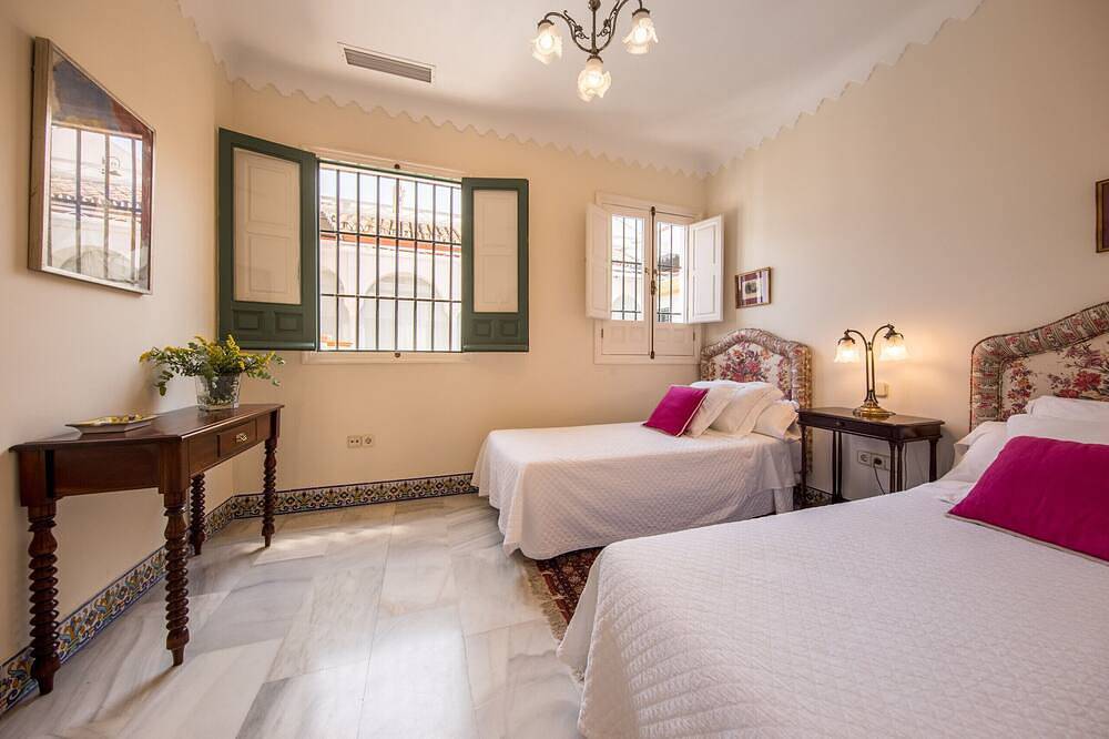 Entire apartment, Sleep in a 17th century stately palace home in Casco Antiguo, Sevilla