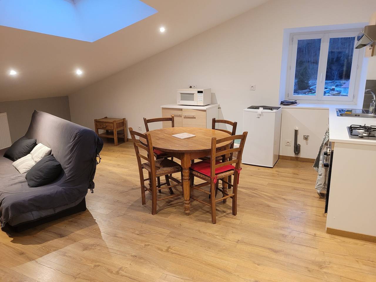 Apartamento entero, Apartamento 'Dans Hameau Du Vercors' con terraza compartida y Wi-Fi in Saint-Agnan-en-Vercors, Parc naturel régional du Vercors