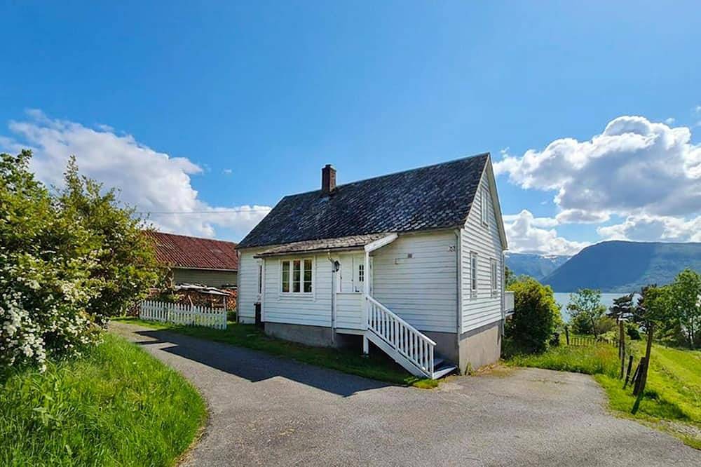 Awesome home in Rosendal with sauna in Hardangerfjord