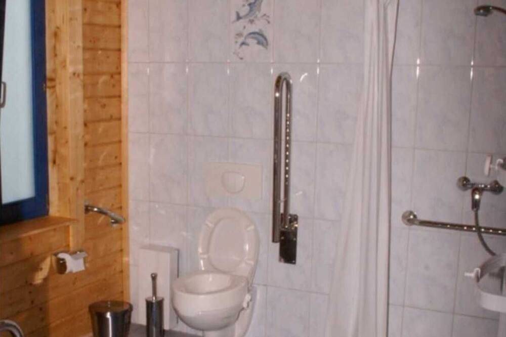 Ganze Wohnung, Ferienwohnung im Wohnblockhaus - barrierefreie Ferienwohnung am Plauer See in Alt Schwerin, Plauer See