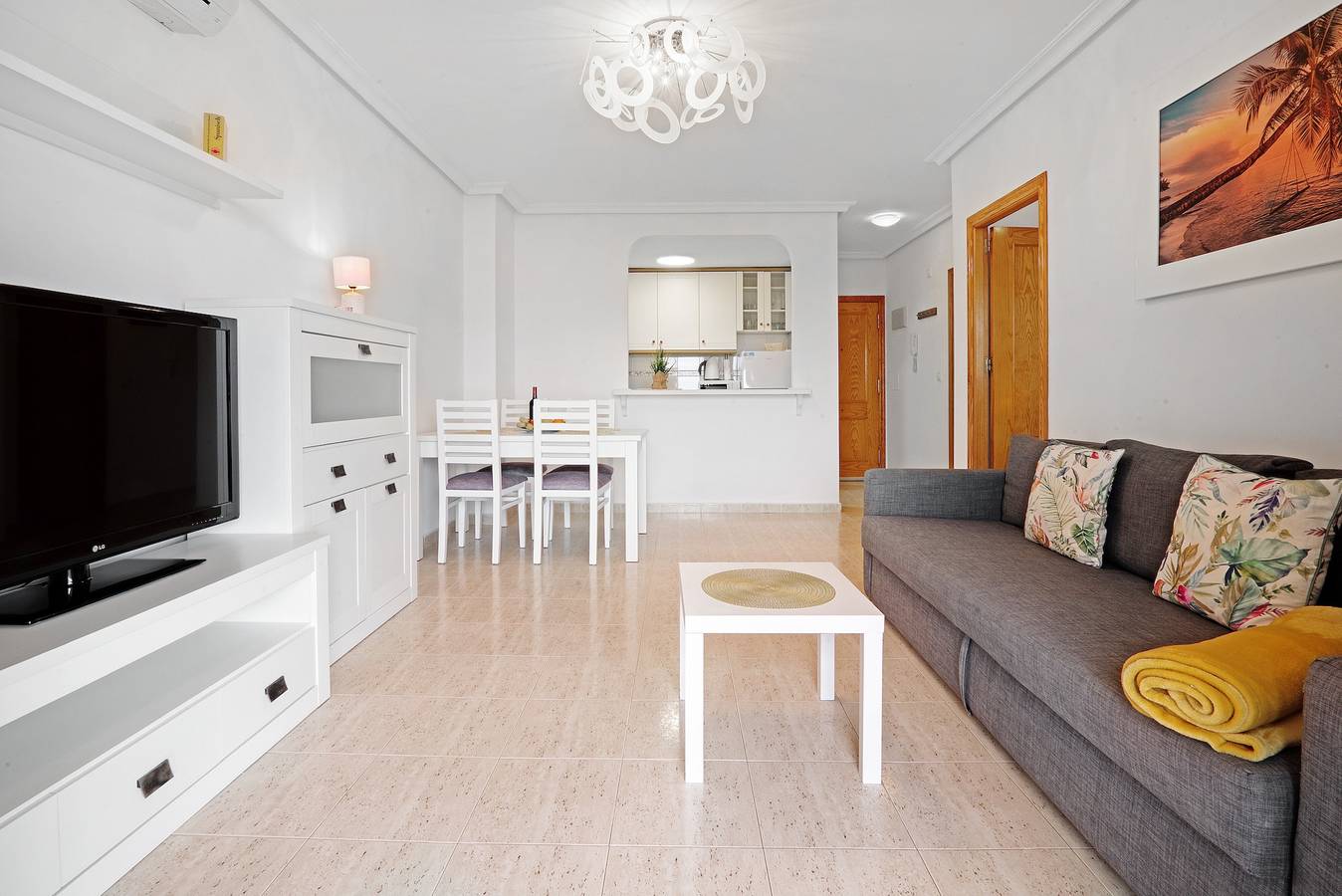 Entire apartment, Apartment 'Parque Mar V' with Shared Pool, Wi-Fi and Air Conditioning in Torrevieja, Costa Blanca