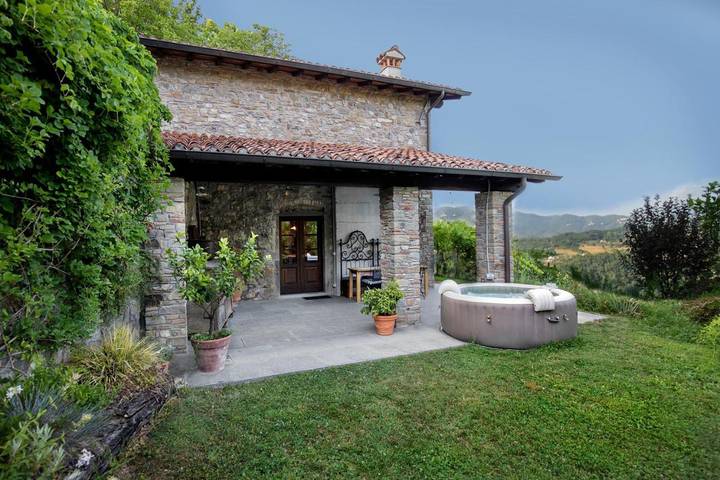 Location de vacances pour 2 personnes, avec Terrasse et Jacuzzi ainsi que Jardin et Vue