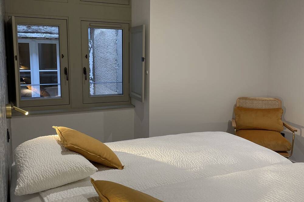 Ganze Wohnung, Apartment-Ensuite mit Dusche-Blick auf das Wahrzeichen in Villefranche-de-Rouergue, Aveyron
