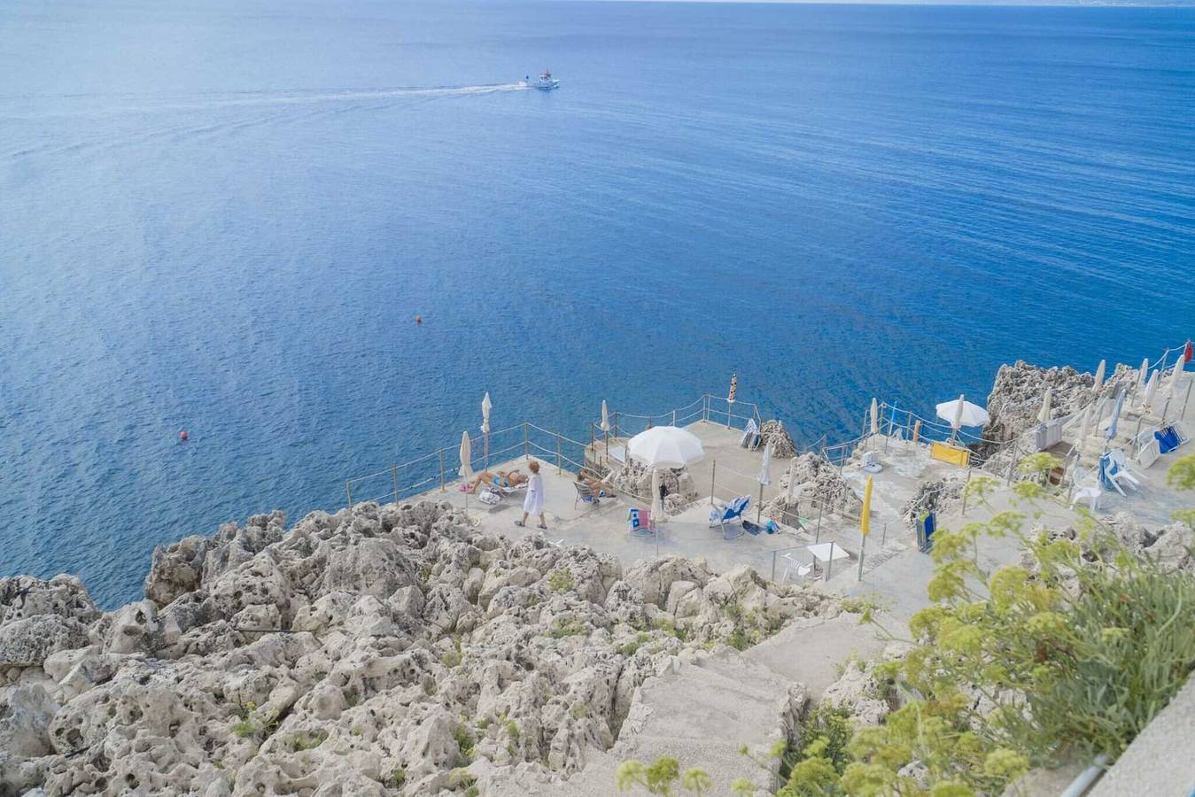 Ganze Wohnung, Ferienwohnung "Sea House on the Rocks" mit privater Terrasse und Klimaanlage in Santa Cesarea Terme, Salento
