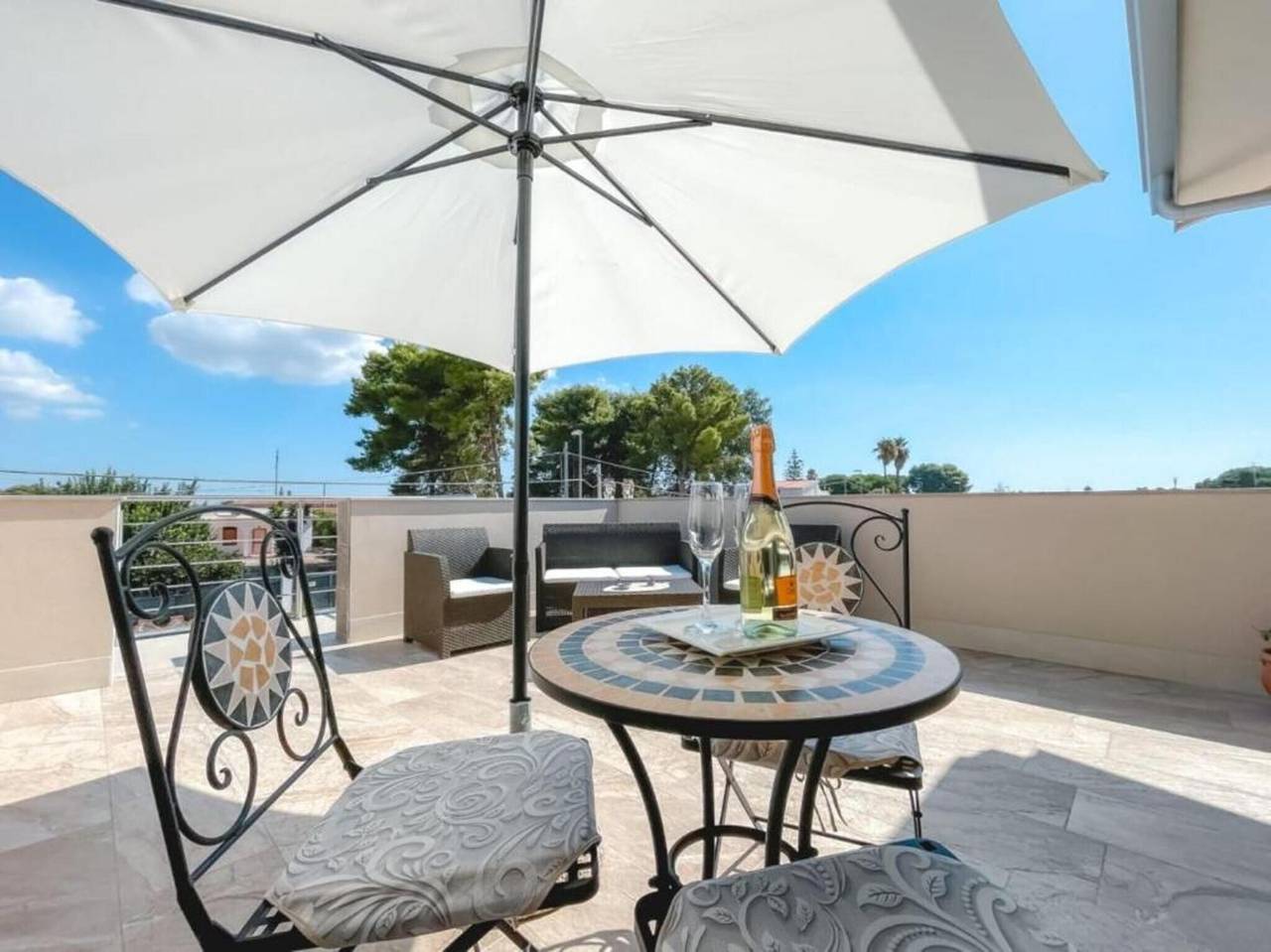 Appartement entier, Appartement 'In Villa Con Piscina' avec vue sur la mer, Wi-Fi et climatisation. in Fontane Bianche, Cassibile