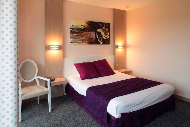 Hôtel pour 3 personnes, avec piscine et jardin ainsi que sauna et vue à Passenans - 4