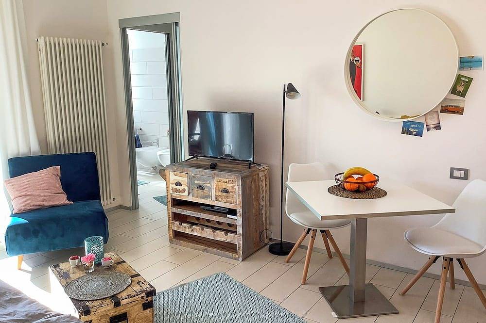 Ganze Wohnung, Modern möblierte 1-Zimmer-Studiowohnung  mit Balkon, Pool und Seezugang in Oggebbio, Oggebbio Gemeinde