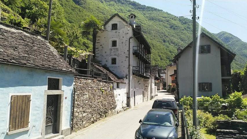 Ferienwohnung für 4 Personen, mit Balkon und Terrasse sowie Ausblick in Maggia