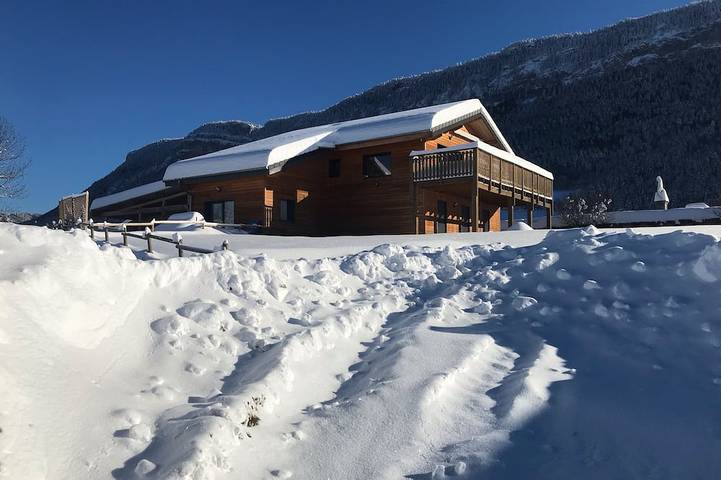 Chalet pour 10 personnes, avec jacuzzi ainsi que terrasse et jardin