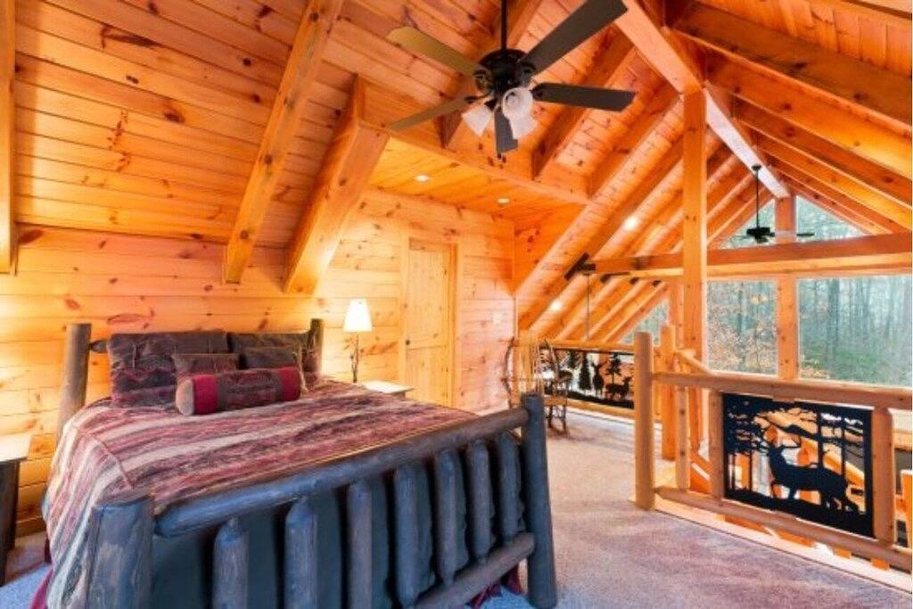 Experience mountain serenity at White Tail Hollow in Almond (North Carolina), Fontana Lake