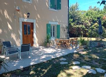 Gîte pour 5 personnes, avec terrasse et jardin à Le Thor