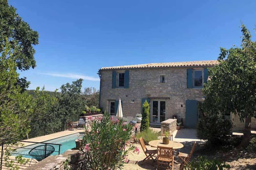 Maison en pierres avec piscine privée et surplombant la vallée in Lussan, Région de Nîmes