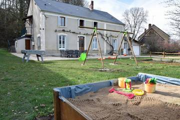 Gîte pour 9 personnes, avec terrasse et jardin, animaux acceptés dans Treigny-Perreuse-Sainte-Colombe