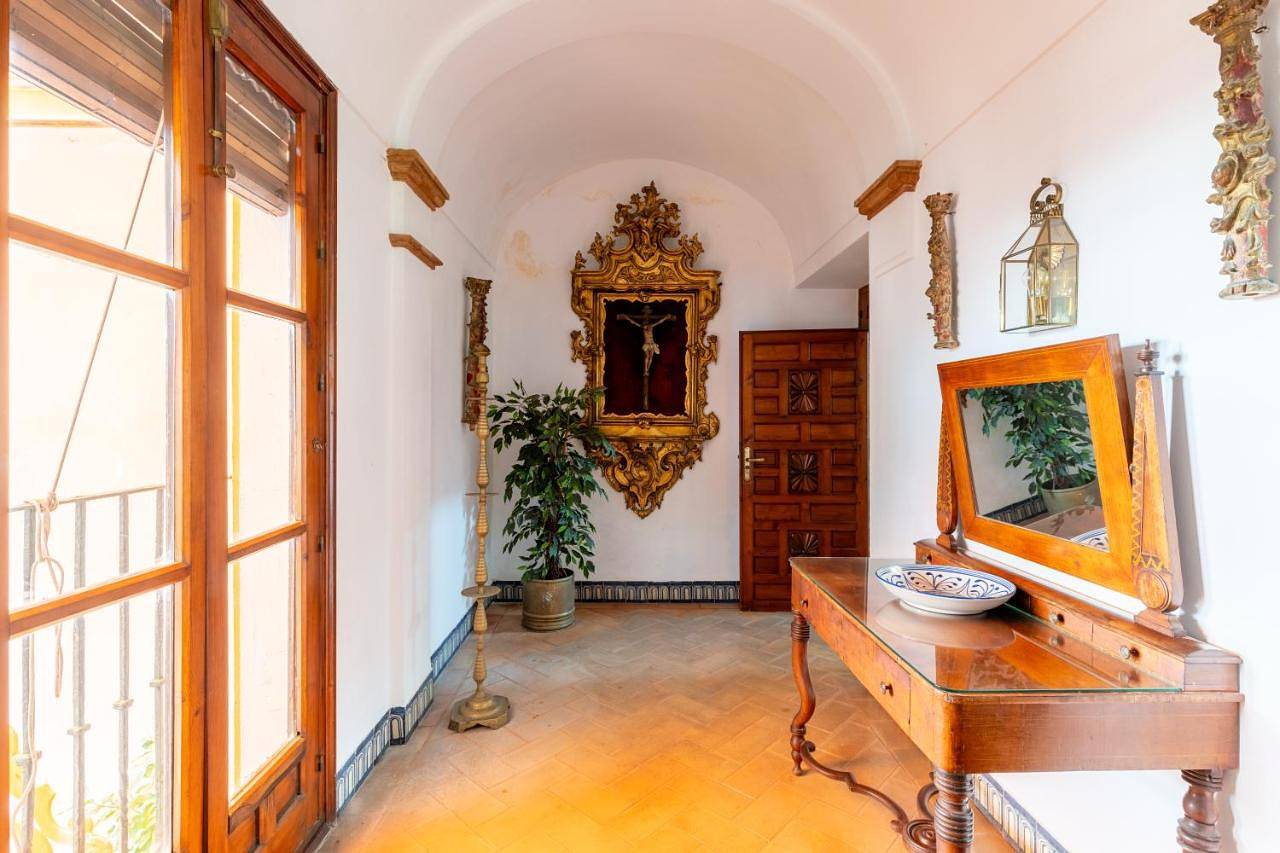 Sevillebnb Group- Villa Elvira, exclusive Pool and Gardens in the heart of Sevilla in Casco Antiguo, Sevilla