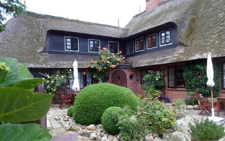 Hotel, mit Terrasse und Garten in Kampen (Sylt)