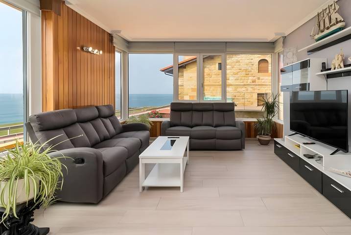 Villa Laurana mit Bergblick in Playa de la Tablía (Suances), Suances