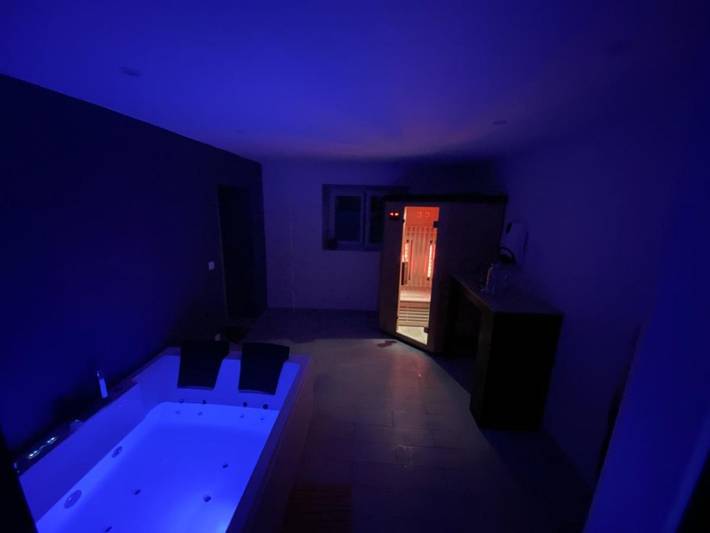 Location de vacances pour 2 personnes, avec Jacuzzi et Terrasse ainsi que Jardin et Sauna à Bullion (homonymie)