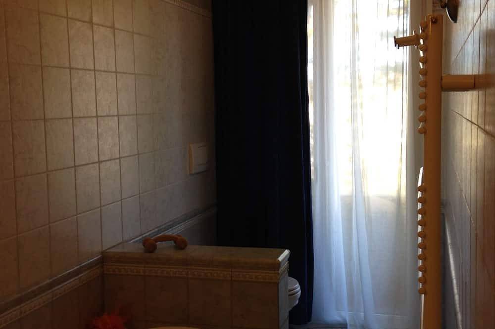 Family friendly Villa with private garden, 30 min walk to city centre in Siena, Siena Province