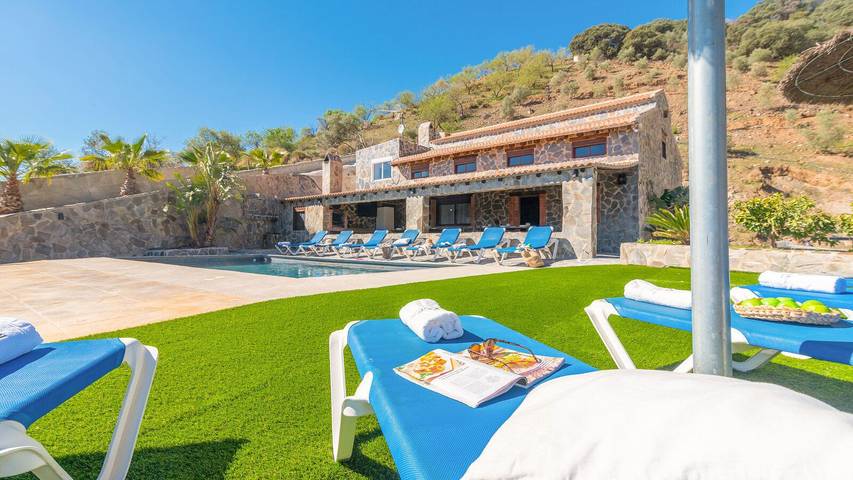 Casa rural para 20 personas, con balcón/terraza y piscina en Axarquía