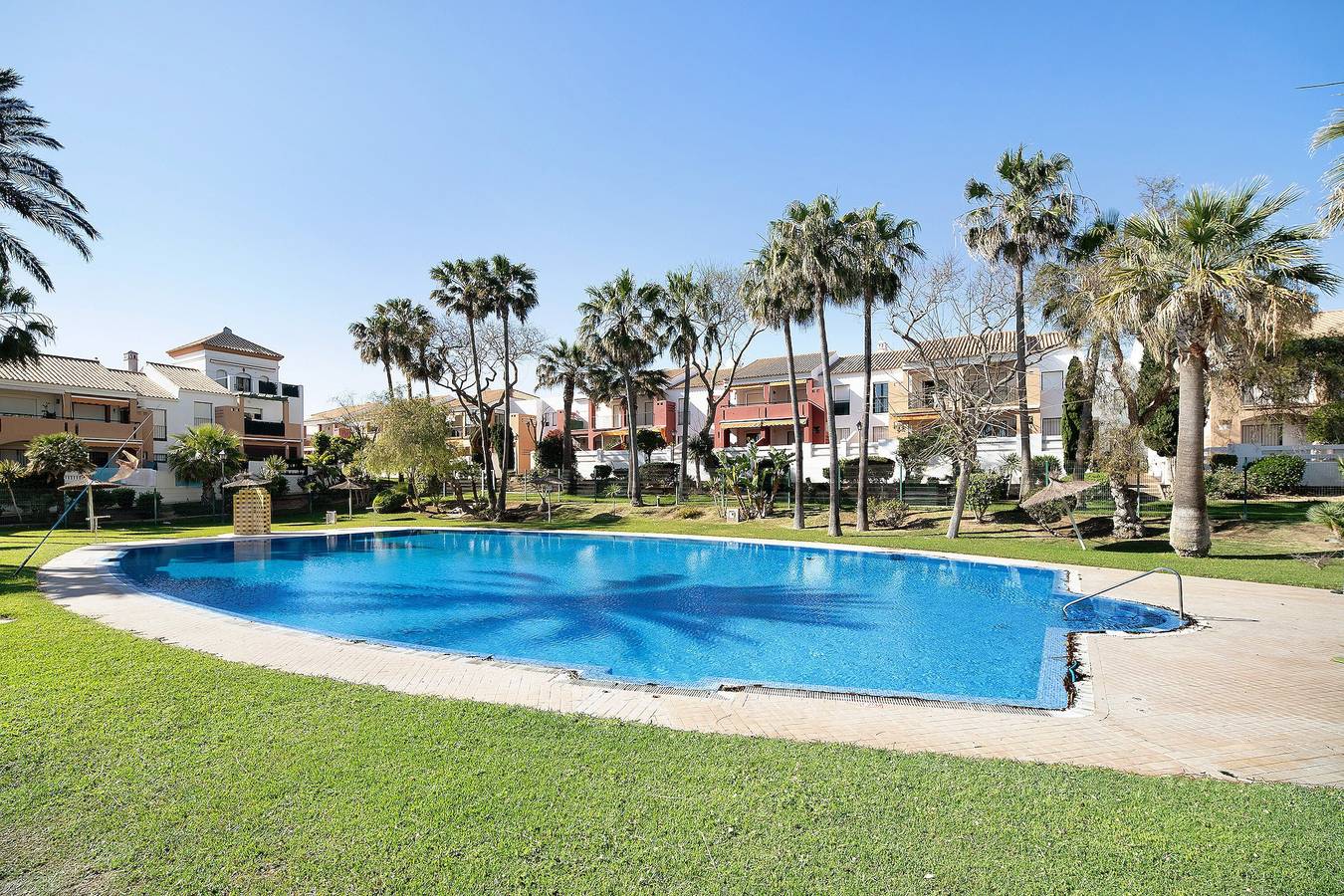Apartamento inteiro, Apartamento 'Leprince' com piscina partilhada, Wi-Fi e ar condicionado in Playa La Barrosa, Chiclana de la Frontera