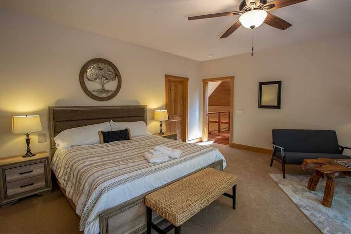 Log cabin for 12 people, with pool and hot tub as well as terrace in North Carolina