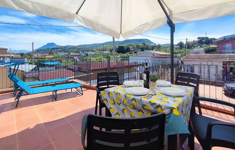 Entire holiday apartment, Cozy 2-Bedroom Apartment with Terrace Near Coastline & City Center in Trabia, Palermo Province