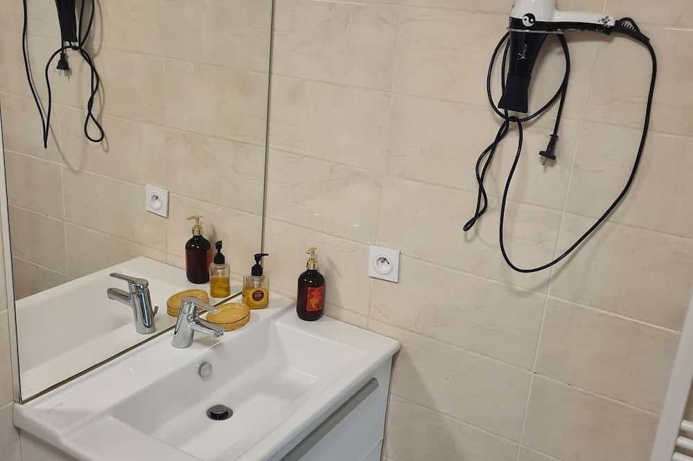 Entire apartment, Cosy 2-bedroom apartment, parking available and 20 minutes by train from central Paris. in Le Blanc-Mesnil, Seine-Saint-Denis