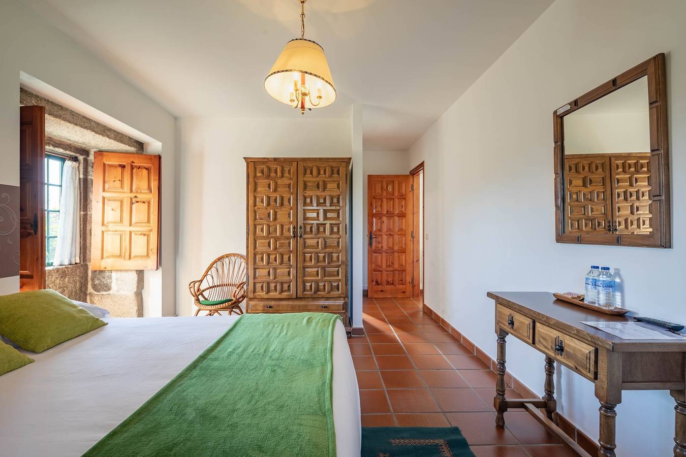 Bed and Breakfast 'Habitación Triple 2' with Mountain View, Shared Pool and Wi-Fi in Tui, Pontevedra Province