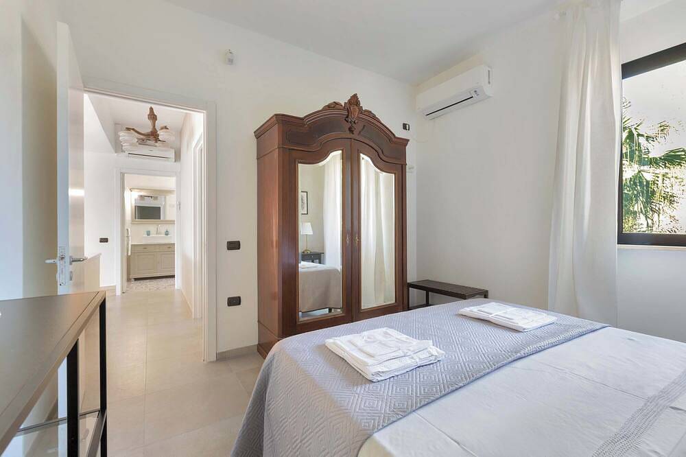 Villa Two Sords, with swimming pool, olive grove, orchard, tropical garden! in Ugento, Golfo de Tarento