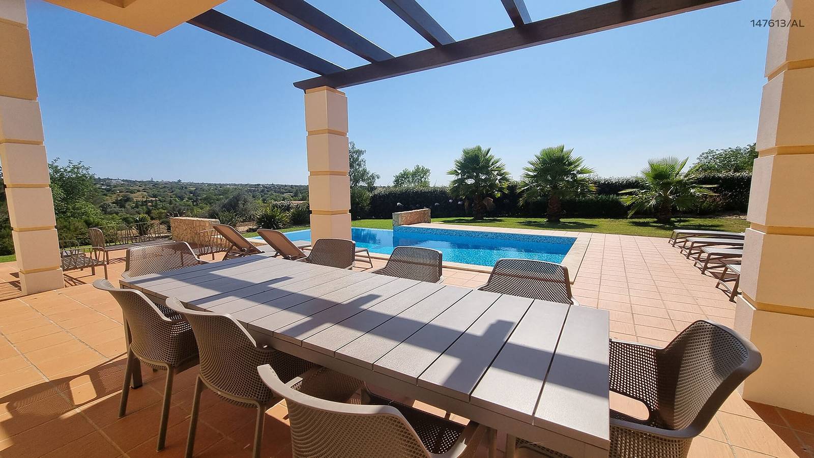 Apartamento entero, Apartamento 'Villa Premium' con vistas a la montaña, Wi-Fi y aire acondicionado in Estômbar, Lagoa