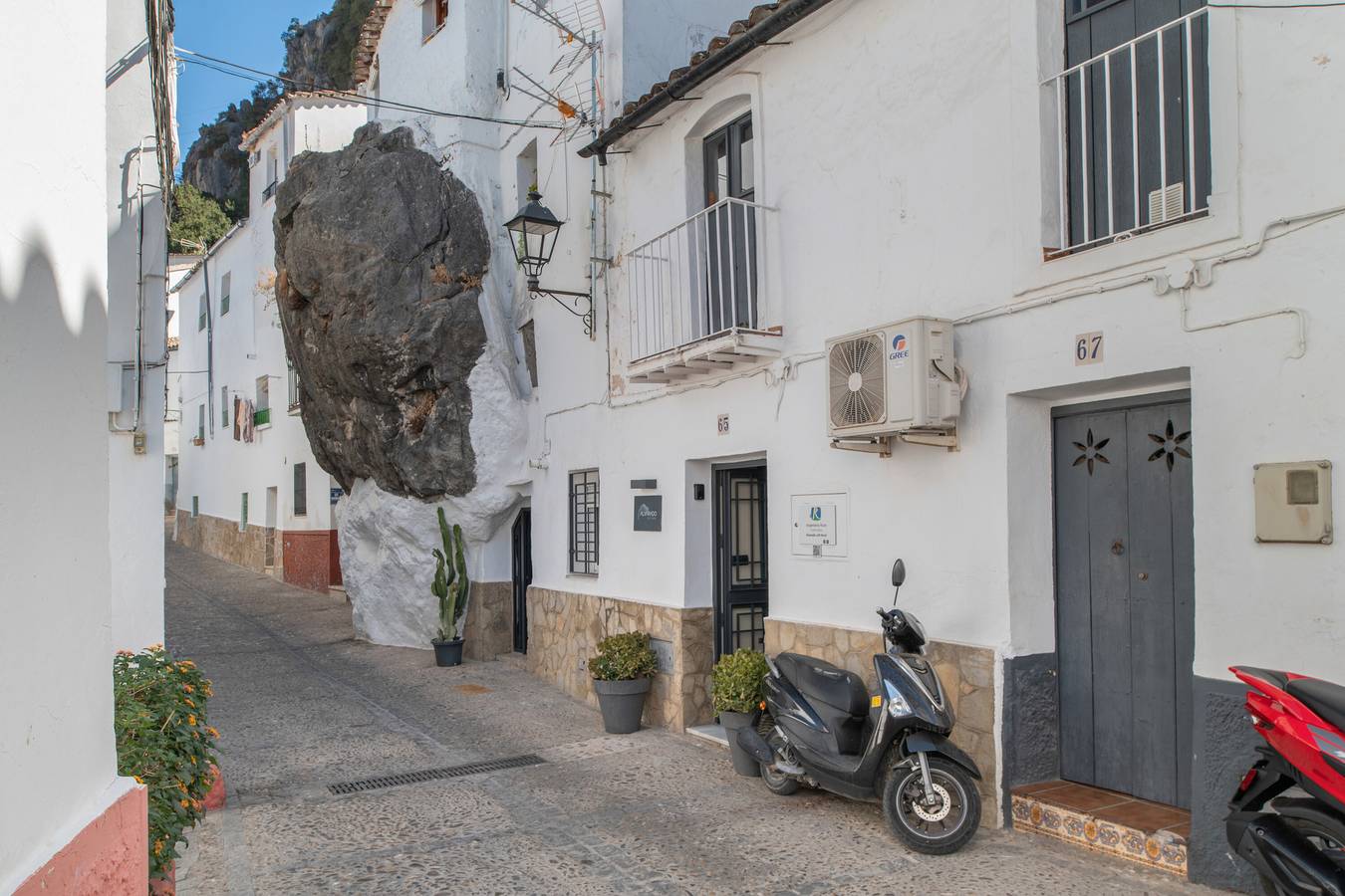 Apartamento entero, Apartamento 'Alvarado Loft' con vistas a la montaña, Wi-Fi y aire acondicionado in Ubrique, Pueblos Blancos