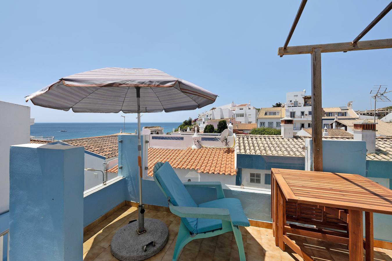 Entire apartment, 'Casa dos Netos Netos' with Sea View, Wi-Fi and Air Conditioning in Praia do Burgau, Parque Natural do Sudoeste Alentejano e Costa Vicentina